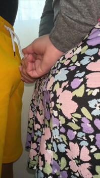 O femeie cu curul mare atinge accidental pula unui străin și se excită