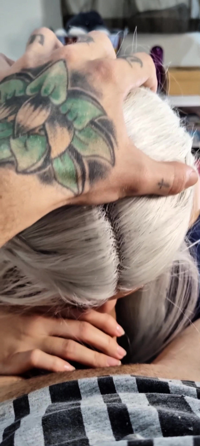 Debora Mendes: Submisivní nedbalý deepthroat v White Wig &amp; Blue Kontakty - Debora polyká...