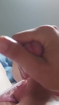 Sissy sục con cu nhỏ của cô ấy và xuất tinh