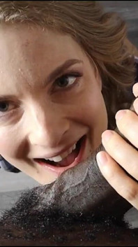 Sta chiamando il suo cuck per dirgli che la scoperò