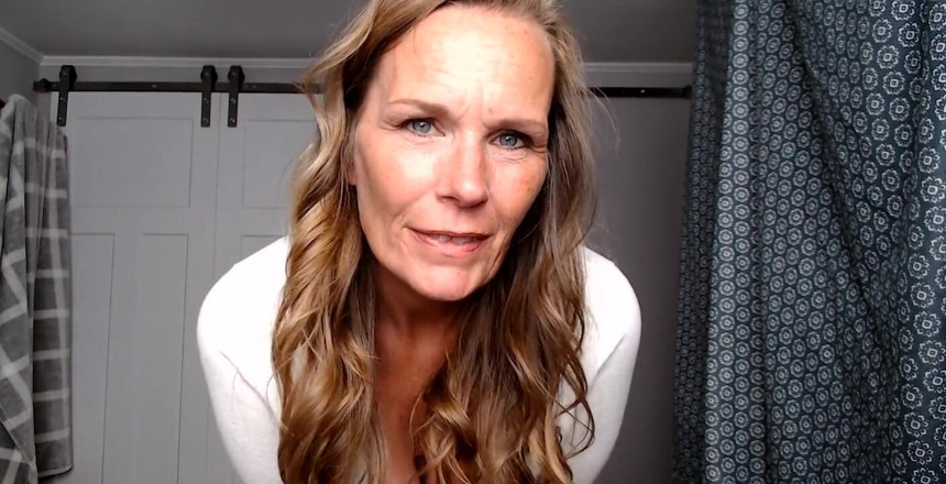 KimitheMilfMommy: 선생님은 당신이 수업에서 흔들리는 것을 보았습니다. 그녀는 당신에게 딸딸이 할 수있는 무언가를 제공합니다. 카운트다운 포함!