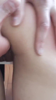 นิ้วฉันอยู่ข้างในเธอ หีเธอแฉะน้ำเงี่ยนไหลทะลักและแตกคาปากมดลูก - เลสเบี้ยนลวงตา