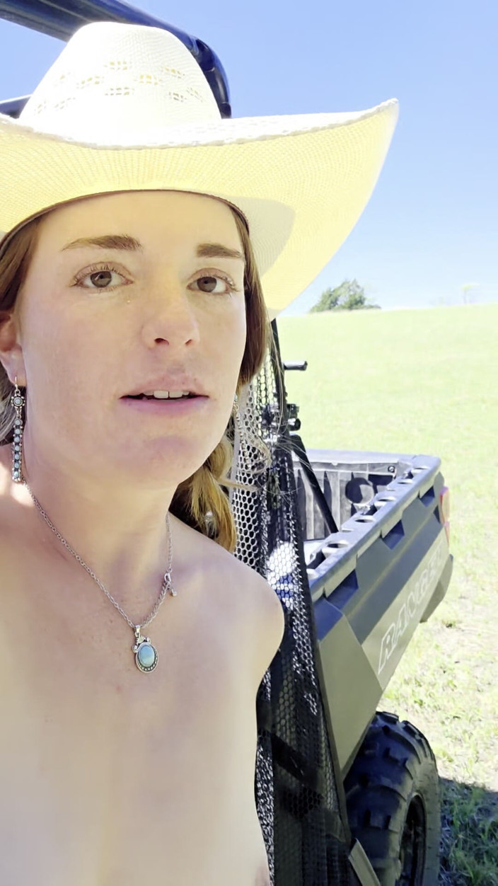 NaughtyRedFarmgirl: Pelirroja conduce utv en granja, masturbandose y chorreando por todas...