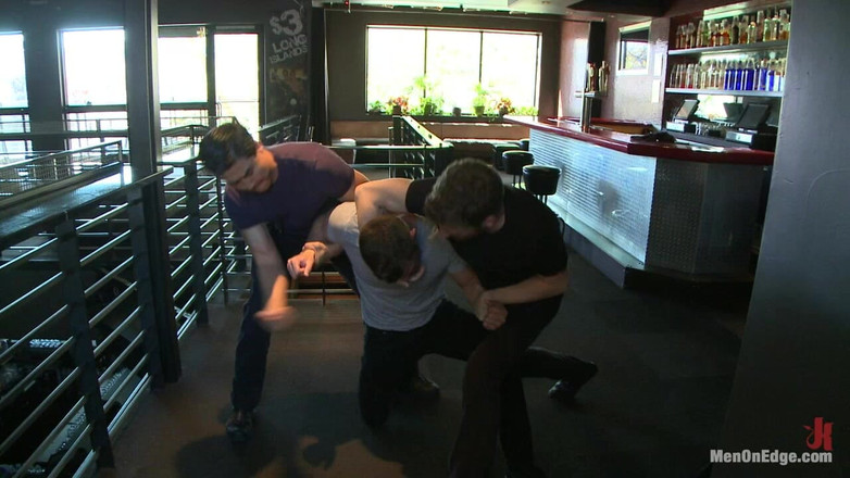 Men on Edge: Svalnatý barman je schycena, svázaná a ohraná