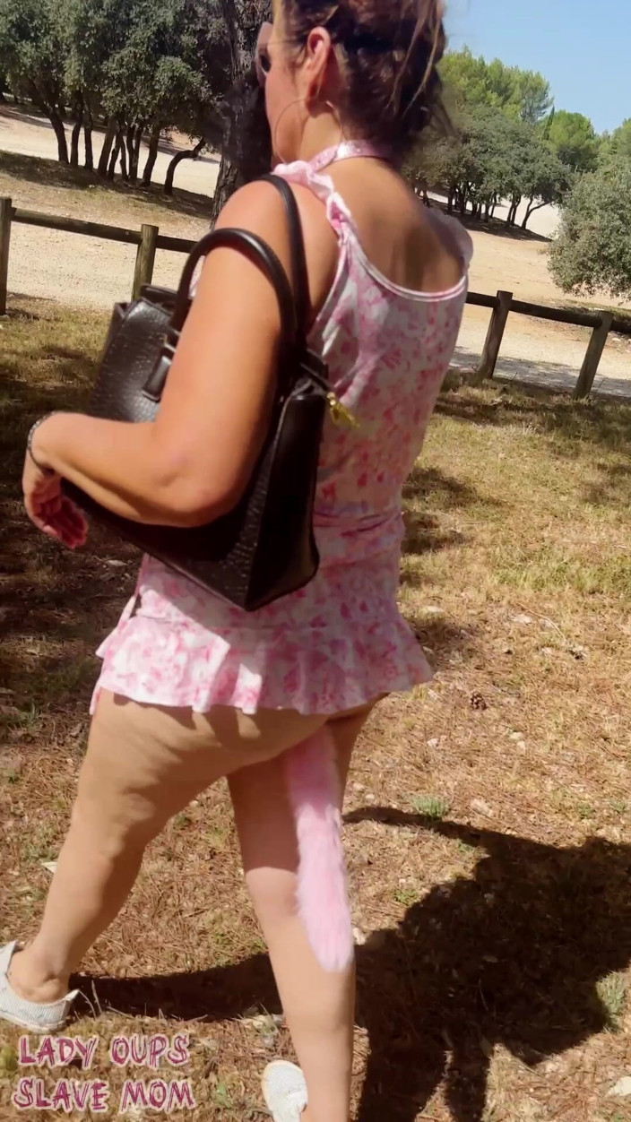 Lady Oups: Plug anal com micro vestido, colarinho submisso na floresta
