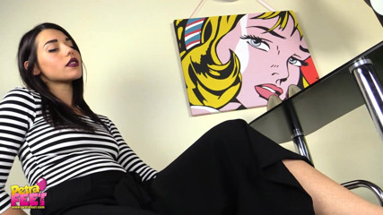 Foot Fetish HD: Sevimli Petra seksi ayaklarının tadını çıkarıyor