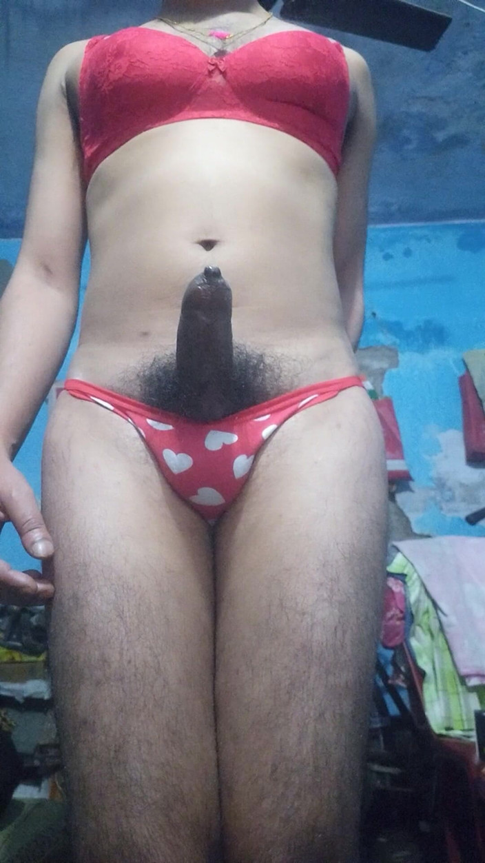 Lustyizlife: Ung indisk femboy som bär sin styvsysters röda behå och...