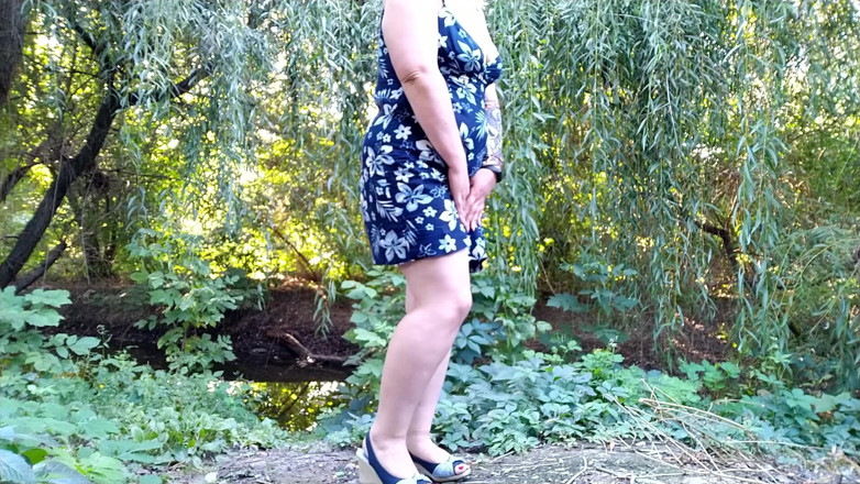 Elena: Spreading my huge ass hard and pissing in outdoors.