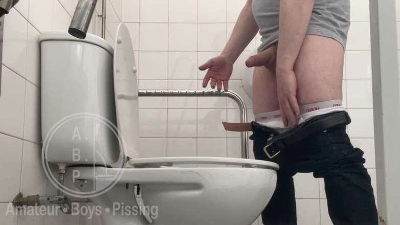 AmateurBoysPissing: Auf Den Toiletten Im Krankenhaus Pisst Ein Typ Für Eine...