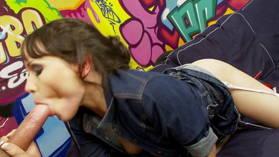 Porn Amazing: Pe canapea, curva își lărgește pizda de o pulă dornică