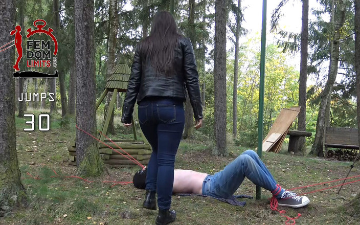 femdomlimits: 100 cú nhảy vào bụng nô lệ với lực tối đa...