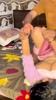 Cikgu tuisyen menutup mata dan menghukumnya kerana tidak melakukan kerja tegar – video Hindi Chudai