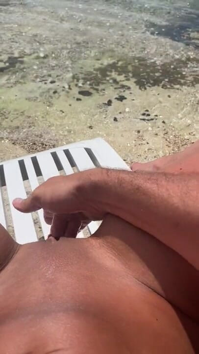 Spuirtcouplexxxx: Tia nước khổng lồ trên bãi biển Valalta gần Schweinchenstrand...