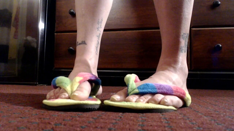Abby Anna: 360' vista de las plantas maduras de los pies flipflops