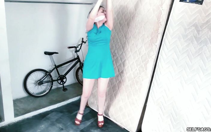 Selfgags Latina Bondage: Partygirl auf dem dachboden aufgehã1/4ckt