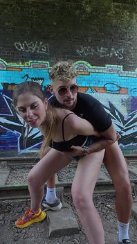 Falešná Železnice Alice Maze. Vyzvednuta a Ošukaná Na Vlakovém Nádraží