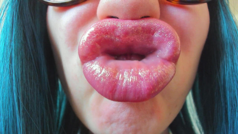 Rarible Diamond: 輝く唇のクローズアップでふくれっ面