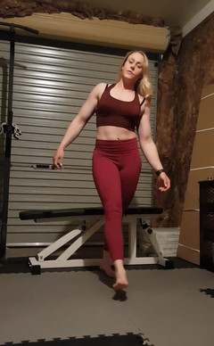 Michellexm: Striptease în My Home Gym, incepand de la Haine de sala...
