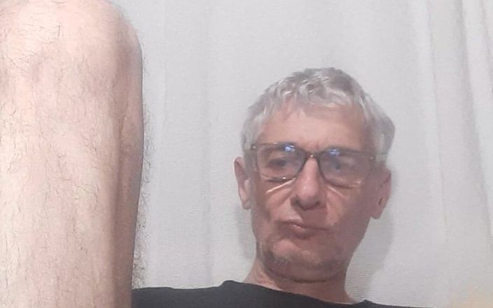 Big uncut hard cock: Seorang pria cantik dengan kaos dan celana dalam menunggu untuk...