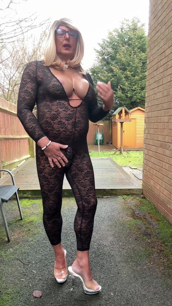 Kellycd2022: 흑인 레이스 Catsuit과 스트리퍼 힐을 신은 섹시한 크로스드레서 Kellycd2022