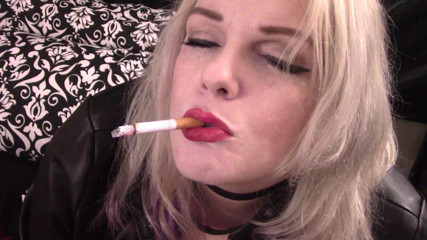 Smoke Temptress Annie Vox - Smoking Fetish: Marlboro red penzoloni fuma