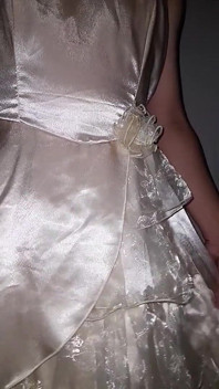Chica en vestido de fiesta de satén fetiche en la masturbación