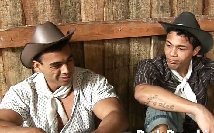 DudeDare: Des cowboys érotiques le font sans capote aux agrafes