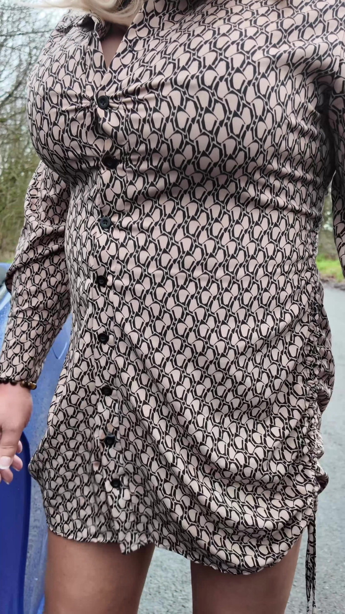 Kelly CD 2022: La sexy travestita kellycd2022 è in un giro pomeridiano in collant...