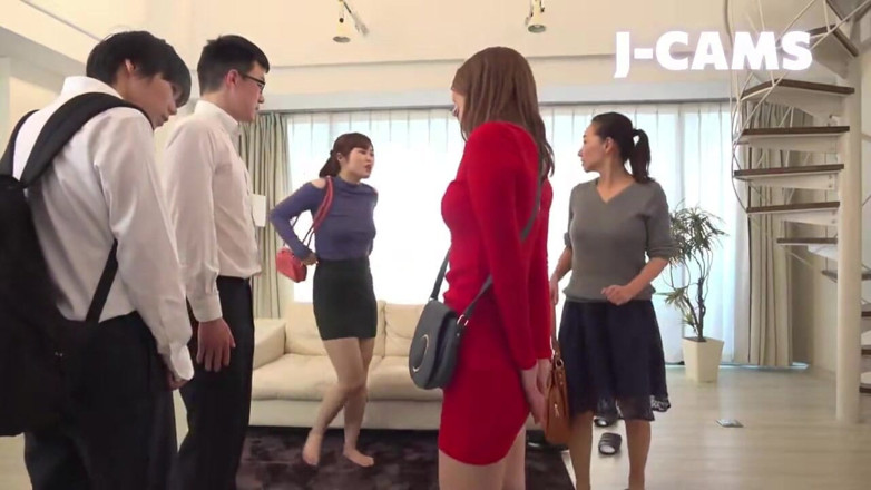 J-Cams: 巨乳で悪魔のような年上の女の子にからかわれ、握りしめられました-今度は彼が反撃する番です!