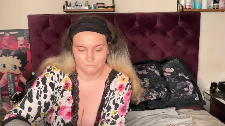 MissFFW: कामुक वेश्या कामुक रात के लिए अपना मेकअप करती है