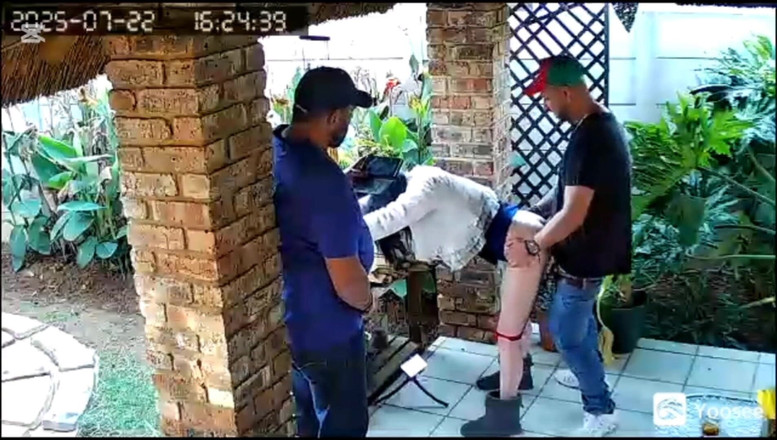 Bigjoefuckalott: Kamera menangkap istriku meniduri dua sahabatku saat aku sedang bekerja