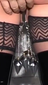Insaziabile milf in lattice si fa stuzzicare le labbra con piercing