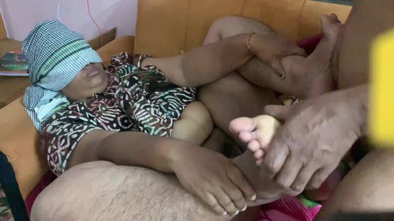 Karthi: Tamilský chlapec šuká s tetou od vedle líbání kundičky a šukání kundičky...