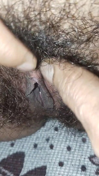 Menjolok pepek matang berbulu panasnya