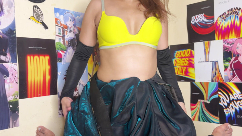 HunnyBunny: Büyük götlü Hintli üvey kız kardeş ağzı ve amcığıyla büyük sıkı...
