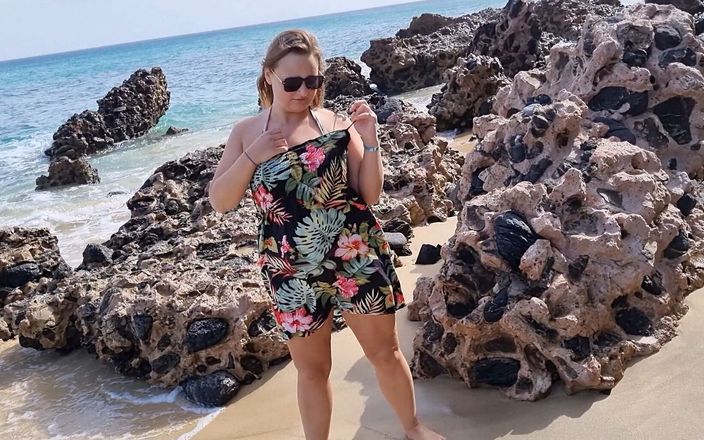 Lina Mila: Açık havada plajda döl amcıkla sidik!