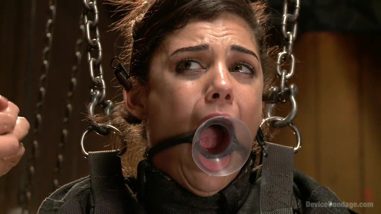 Device Bondage by Kink: Bonnie Rotten phục tùng và phun nước cho chủ nhân...