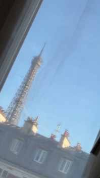 Tragar leche mamada con una vista de la torre Después de tragar leche