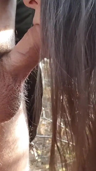Morena de 18 anos faz um boquete e engole porra no parque
