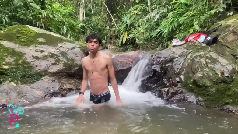 Isak Latin: Isak masturbuje się w środku rzeki