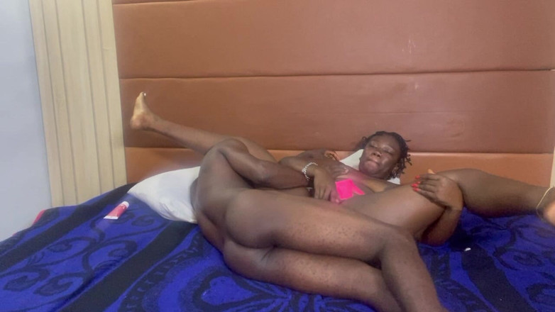 Sex naija 1: Je m’embrasse avec ma copine avant de commencer à baiser