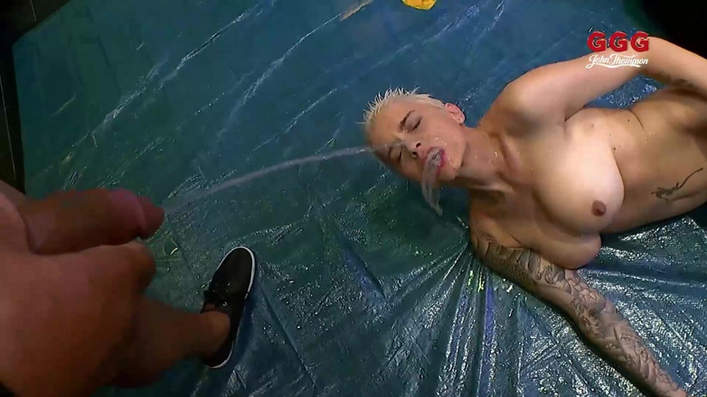 DEUTSCHLAN PORNO XXX: สาวร่านผมบรูเน็ตและผมบลอนด์ในรุมน้ําแตกใส่หน้ากับฉี่และน้ําแตก