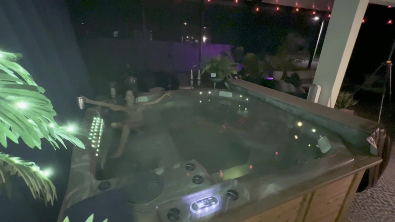 Island Boy Vids: Sesso in vasca idromassaggio bollente con abi james