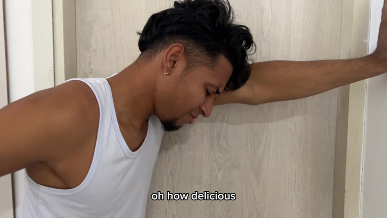 Yohamedi: Aldatılan kocam bize borç vermek için arkadaşının beni sikmesine izin...