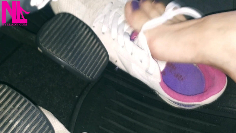 Nyllady: Barefoot Revving in Puma Sneakers