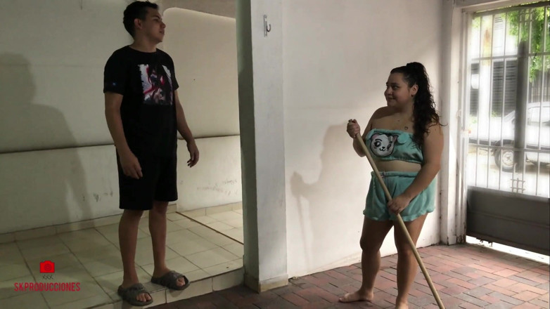 elenaHotsex: Ayudo a mi madrastra a la limpieza de la casa...