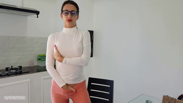 SweetButtocks: Она пришла домой с работы и начала трахать себя в задницу дилдо