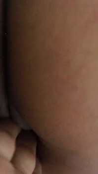 Minha meia-irmã morena chupa meu pau com nossos amigos em casa e ninguém viu sexo de verdade