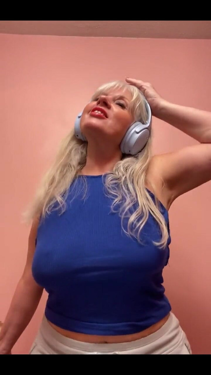 PaintedRose: Adoro pulire.. e l'abbigliamento.. Senza reggiseno