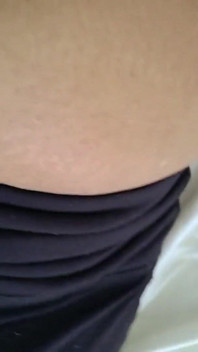 Une masseuse se fait sucer les pieds, le ventre et les seins d’une BBW rousse avec le premier footjob de Dia